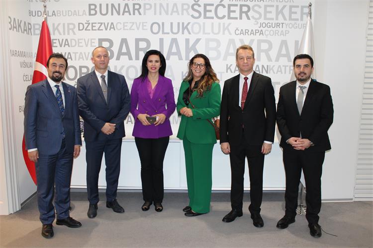 Slika /02_vijesti/2025/10 - listopad/turski/ispred natpisa.JPG